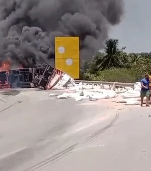 Carreta carregada de ração tomba e pega fogo em Porto Real do Colégio