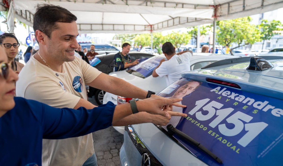 Campanha de Alexandre Ayres ganha as ruas com grande adesivaço em Maceió