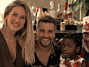 Bruno Gagliasso e Giovanna Ewbank escolhem Papai Noel negro para Titi