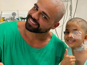 Paciente de 8 anos que retirou tumor cerebral raspa cabelo de médico