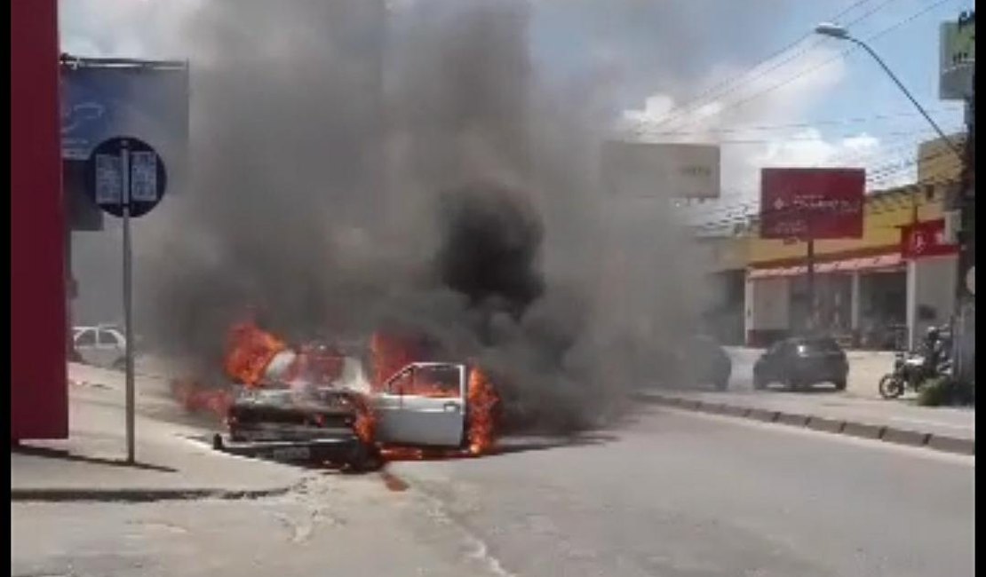 Veículo pega fogo em frente a pizzaria na Serraria