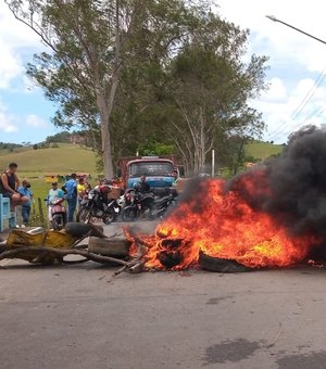 Servidores do Passo de Camaragibe protestam por pagamento atrasado