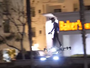 Homem é flagrado com com 'skate voador' em ruas dos EUA