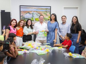 Prefeito Luciano recebe livro produzidos por crianças atendidas pelo projeto 'Minha Arapiraca é assim'