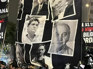 Torcedores organizados do Corinthians protestam contra diretoria na sede do clube