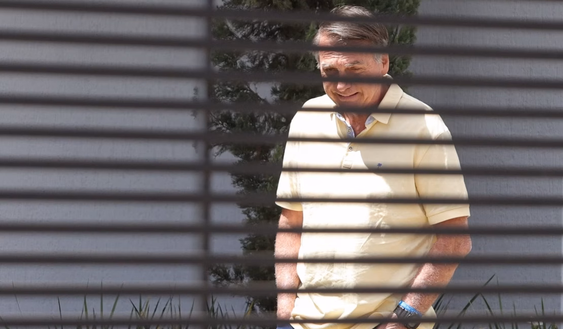Após segundo dia de julgamento, Bolsonaro aparece e Michelle recebe flores