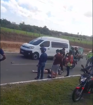 [Vídeo] Colisão entre motocicleta e caminhão deixa feridos na Rota do Mar