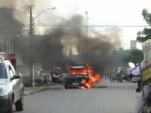 Carro pega fogo em via pública de Arapiraca