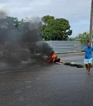 Moradores bloqueiam via pública do bairro Bebedouro por causa da falta d’água