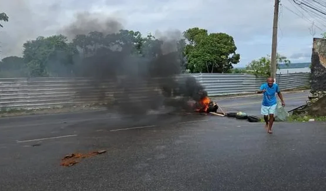 Moradores bloqueiam via pública do bairro Bebedouro por causa da falta d’água
