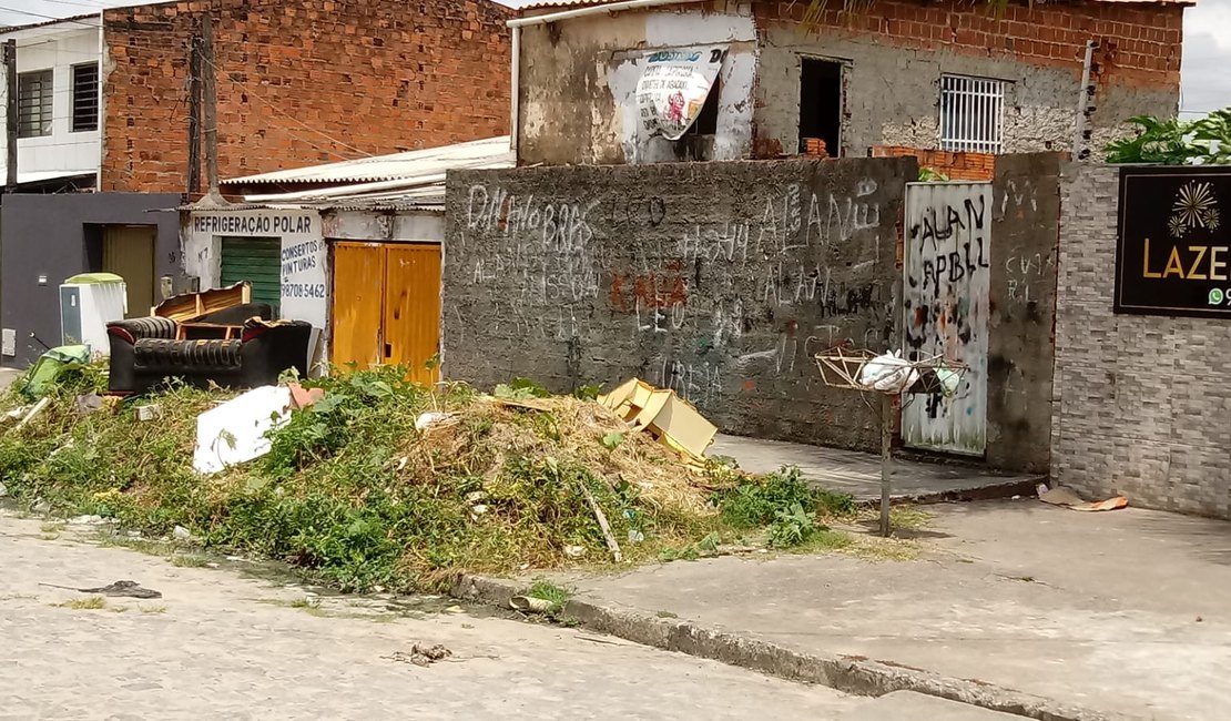 Prefeitura cobra empresa responsável por coleta de lixo após reclamações de moradores