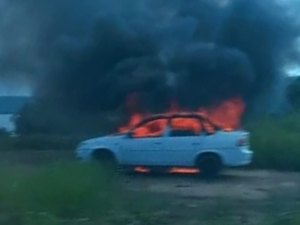 Carro pega fogo em acostamento de avenida principal da Santa Amélia