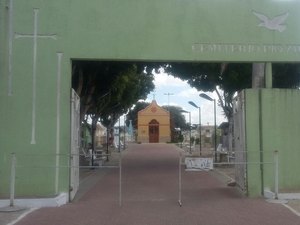 Dupla em uma Honda POP rouba celular em frente ao Cemitério Pio XII em Arapiraca