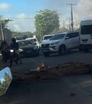 Moradores de Ipioca fazem novo protesto por falta de água e interditam AL-101 Norte