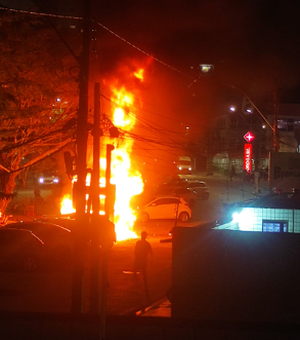 [Vídeo] Food truck pega fogo na Pajuçara e assusta moradores