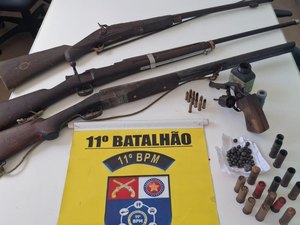 Homem é preso com armas após denúncia de disparos contra animais em Piaçabuçu