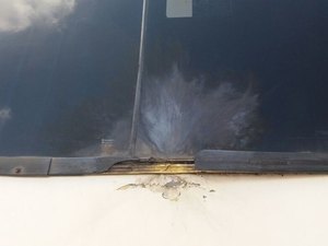 Ônibus com a delegação do CRB é atingido por rojões, em Arapiraca