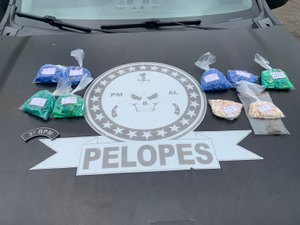 Jovens são presos com aproximadamente R$13 mil em cocaína e motocicletas roubadas