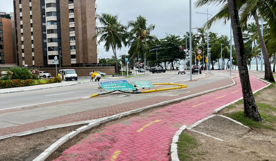 Carro colide e derruba poste metálico na orla da Praia de Ponta Verde