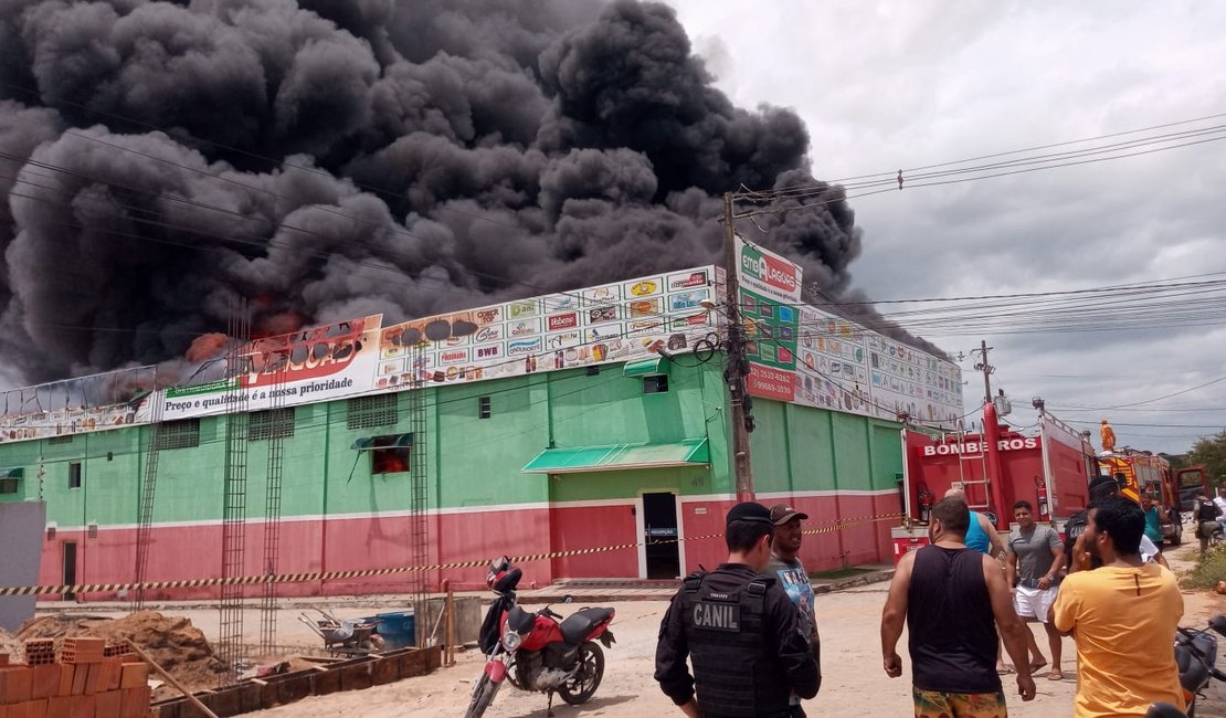 [Vídeo] Incêndio de grandes proporções destrói distribuidora de embalagens em Arapiraca