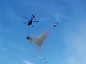 Influencer tcheco joga R$ 5 mi de helicóptero e faz 'chover dinheiro'