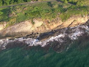Casal é puxado por onda e morre afogado ao tentar fazer selfie em praia