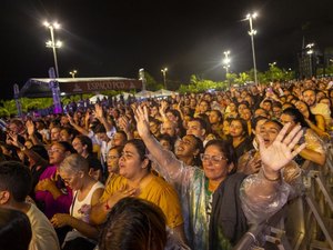 Evento gratuito com Deive Leonardo leva multidão ao Jaraguá e emociona Maceió