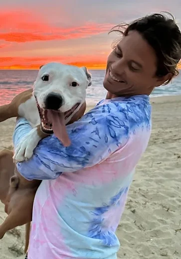 Surfista viraliza ao jogar corpo de cachorro no mar e divide opiniões