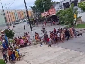Moradores protestam contra falta d'água no bairro Vergel do Lago, em Maceió