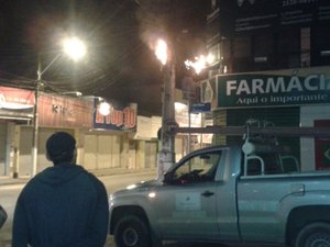 Poste de energia elétrica pega fogo no Centro de Arapiraca