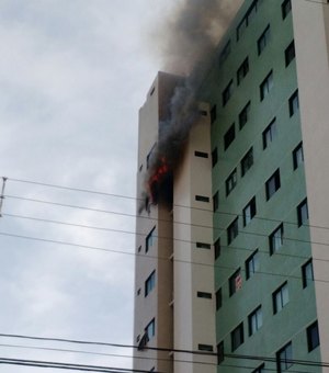 Incêndio destrói apartamento e assusta populares 