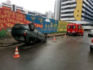 Motorista fica ferido após capotar veículo na Ponta da Terra, em Maceió