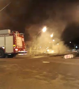 Carro fica destruído após pegar fogo em cruzamento de Maceió 