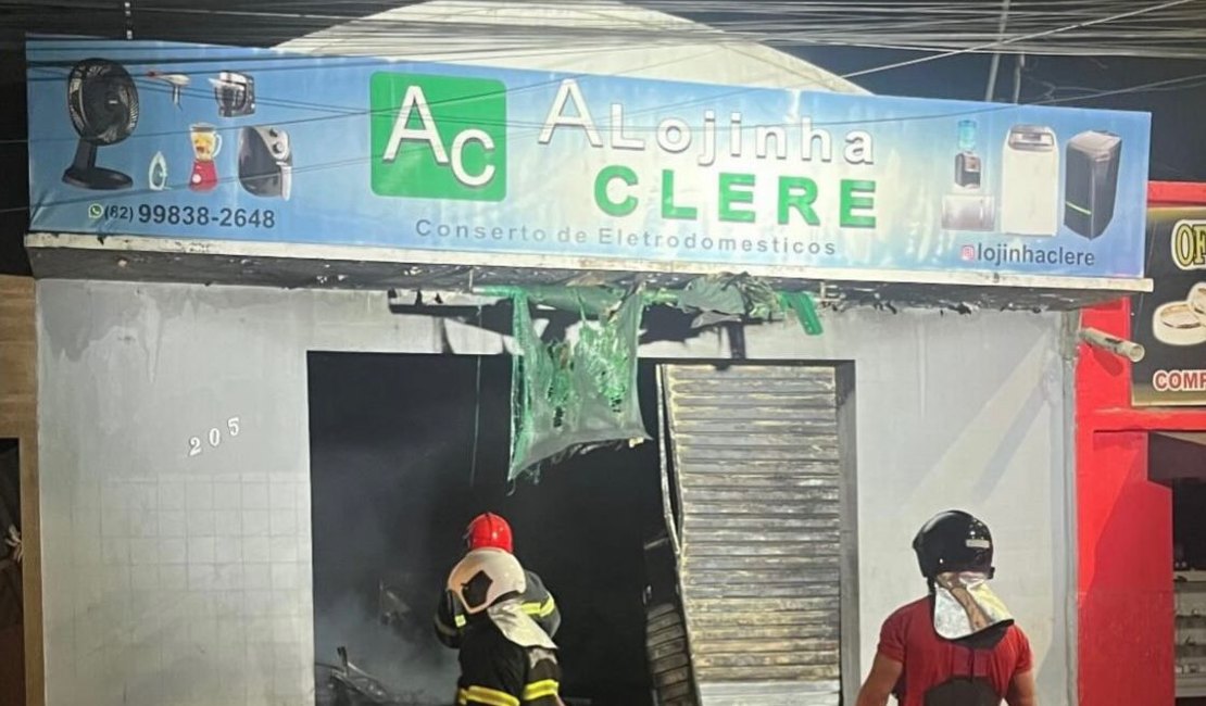 Incêndio destrói loja de conserto de eletrodomésticos durante a madrugada em Arapiraca