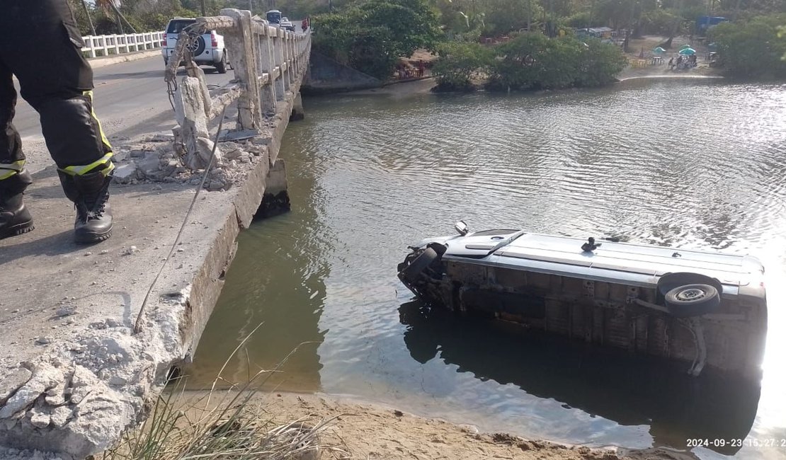 [Vídeo] Van cai de ponte após colidir com carro na AL-101 Norte, em Maceió