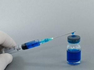 Vacina de Oxford se mostrou segura na 1ª fase de testes, diz estudo