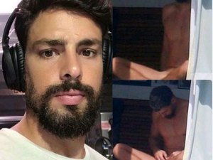 Cauã Reymond é flagrado meditando pelado 
