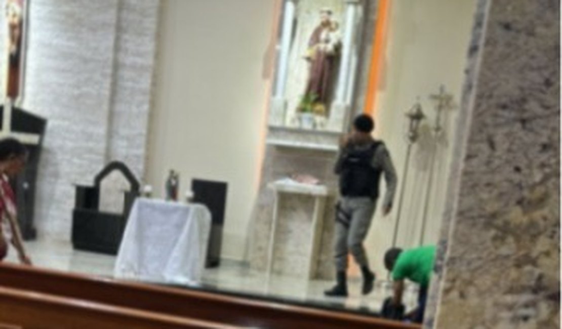 Vídeo flagra momento que homem esfaqueado invade igreja e interrompe missa