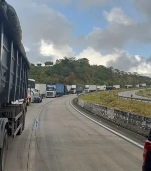 Tombamento de veículo interdita trecho da BR-101 em Junqueiro