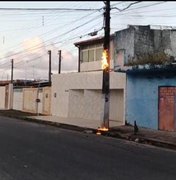Rede de telefonia pega fogo em poste no Graciliano Ramos, em Maceió