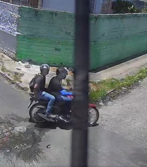 Moradores denunciam onda de assaltos no Jacintinho e dupla é flagrada em ação