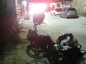 Homem é encontrado morto com 13 tiros em grota no Bentes Bentes, em Maceió
