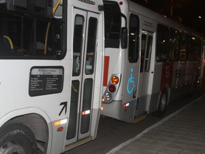 Motorista faz manobra brusca e impede assalto a coletivo; dois menores são apreendidos