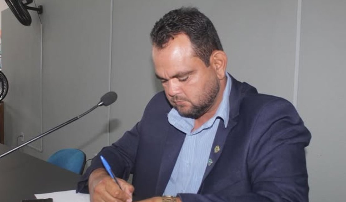Vereador que tentou matar homem em bar é preso na Câmara Municipal, no Sertão