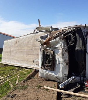Motorista perde o controle e tomba caminhão de madeira em Igaci