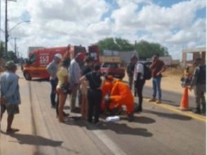 Acidente entre carro de vice-prefeito e moto deixa mulher ferida na ﻿BR-316 em Palmeira dos Índios