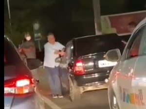 [Vídeo] Alfredo Gaspar é flagrado ajudando motorista em Maceió