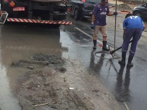 Prefeitura realiza drenagem em ruas alagadas de Maceió