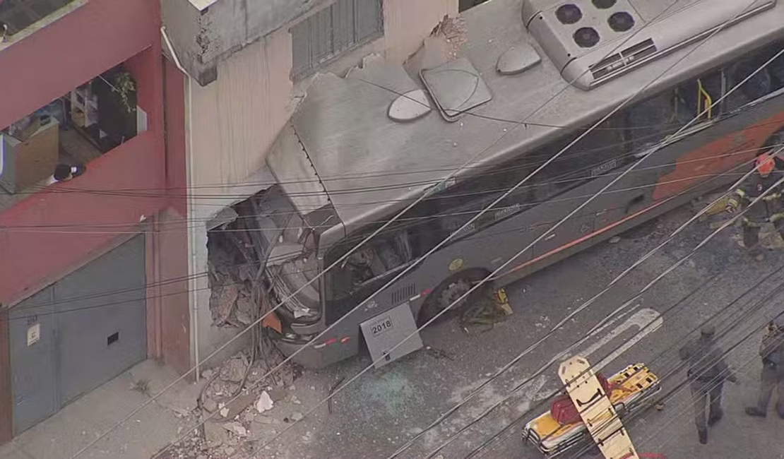 Ônibus desvia de van escolar e invade sobrado em São Paulo