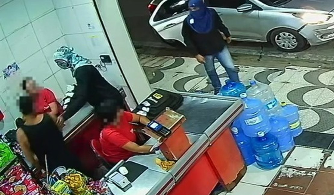 [Víde] Dupla mascarada rende funcionários e rouba caixa de mercado no interior de AL